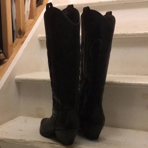 Women's Black Pointed-Toe Western Knee-High Heeled Boots - Picture 11 of 17